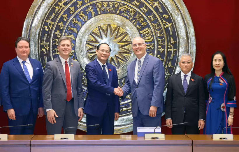Le vice-président de l'Assemblée nationale (AN) Trân Quang Phuong (3e de gauche à droite) et le député John Moolenaar, de l'État du Michigan à la Chambre des représentants des États-Unis (3e de droite à gauche). Photo: VNA