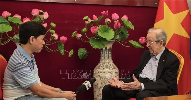 L'ancien diplomate et président de l'Association internationale des Amis de la Révolution algérienne, Noureddine Djoudi interviewé par le correspondant de la VNA. Photo: VNA