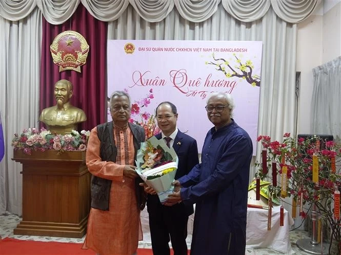 Md. Shah Alam, président du Parti communiste du Bangladesh (gauche) félicite la tenue de cette cérémonie. Photo : VNA