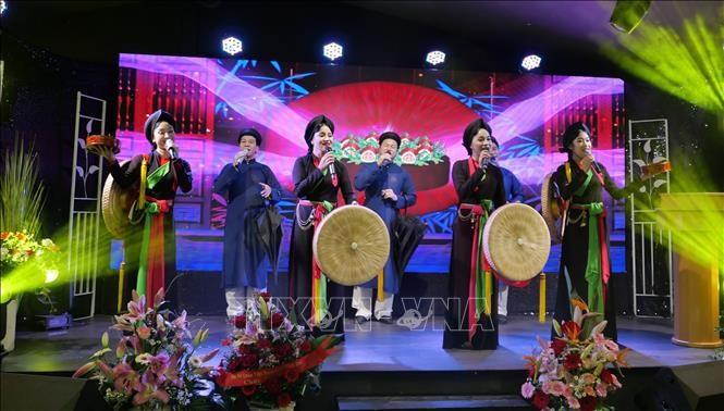 Les chants populaires Quan Ho interprétés par des artistes du Théâtre de Quan Ho de Bac Ninh. Photo: VNA