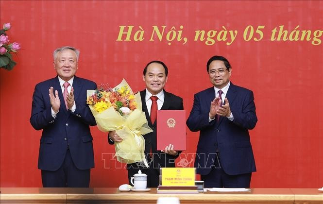 Le Premier ministre Pham Minh Chinh (droite) et le vice-Premier ministre permanent Nguyên Hoa Binh (gauche) ont remis la décision de nomination de Nguyên Quôc Doàn au poste de vice-inspecteur général permanent du gouvernement. Photo: VNA