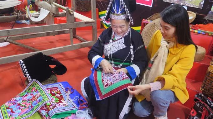 Découvert de l'artisanat traditionnel de la broderie du groupe ethnique Pa Dí dans la commune de Muong Khuong. Photo: VNA