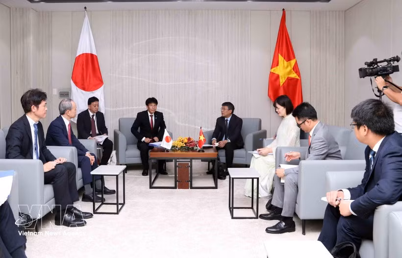 Le vice-ministre permanent des Affaires étrangères, Nguyen Minh Vu (à droite) et le vice-ministre parlementaire japonais des Affaires étrangères, Shimada Tomoaki. Photo: VNA