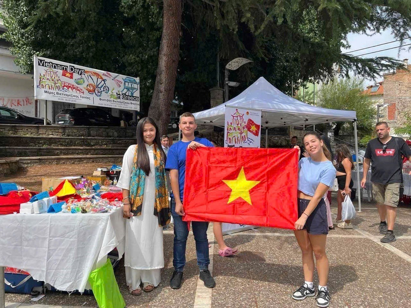 Des amis grecs ont participé avec enthousiasme aux Journées du Vietnam. Photo fournie par l'ambassade du Vietnam en Grèce