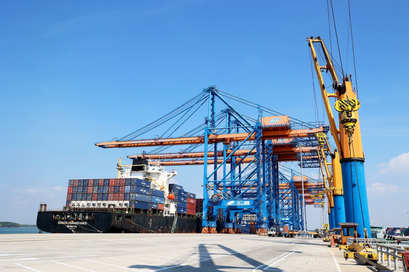 Un navire de très grande capacité accoste au port international de Gemalink, à Hô Chi Minh-Ville. Photo: VNA