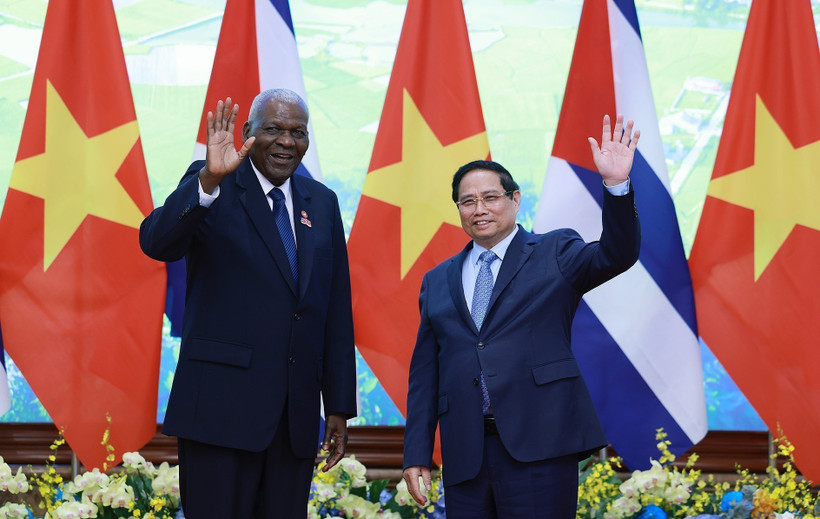 Le Premier ministre Pham Minh Chinh (droite) et le président de l'Assemblée nationale du Pouvoir populaire de Cuba. Photo: VNA