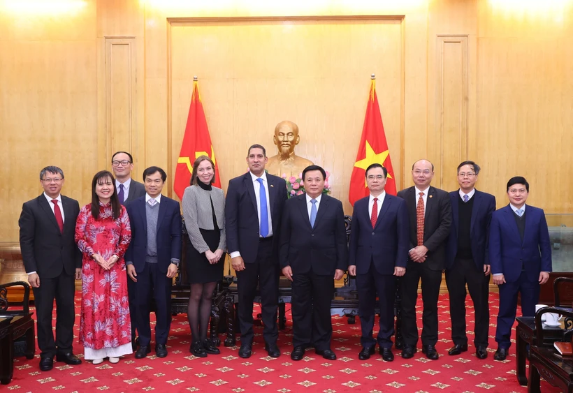 Nguyên Xuân Thang, membre du Bureau politique, directeur de l'Académie nationale de politique Hô Chi Minh et président du Conseil théorique central, l'ambassadeur de Suède au Vietnam, Johan Ndisi et d'autres délégués. Photo: VNA