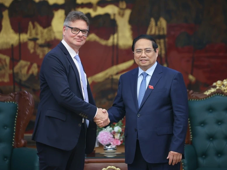 Le Premier ministre Pham Minh Chinh (à droite) reçoit Antoine Colin, vice-président principal chargé de la transformation numérique et de la résilience de la chaîne d'approvisionnement mondiale du groupe américain HP. Photo: VGP