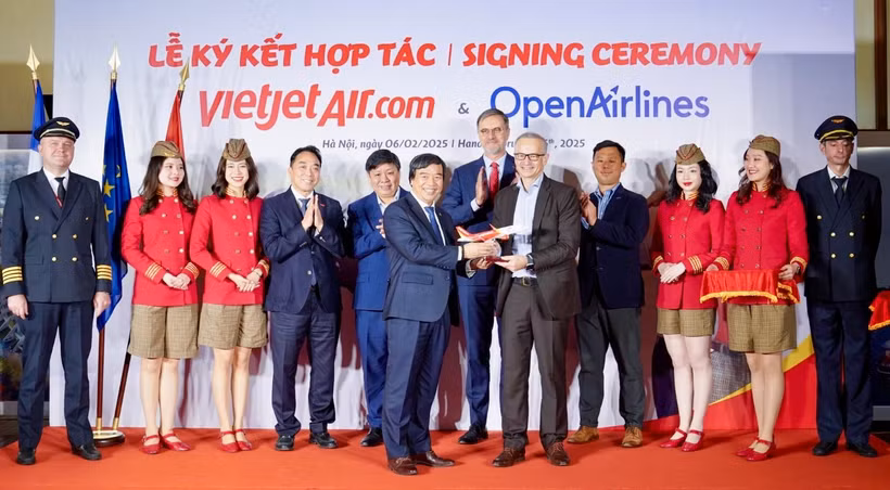 Cérémonie de signature d'un accord de partenariat stratégique entre Vietjet et OpenAirlines. Photo: Vietjet