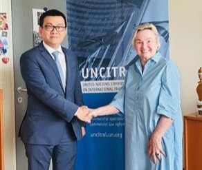 L'ambassadeur Vu Lê Thai Hoàng, chef de la Mission permanente du Vietnam auprès des Nations Unies et des organisations internationales à Vienne et Anna Joubin-Bret, secrétaire de la Commission des Nations Unies pour le droit commercial international (CNUDCI). Photo: VNA