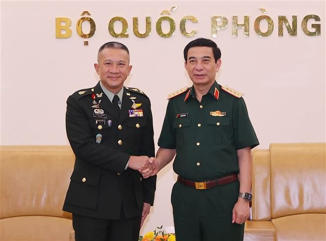 Le général Phan Van Giang, membre du Bureau politique, secrétaire adjoint de la Commission militaire centrale et ministre vietnamien de la Défense (droite) et le général Songwit Noonpackdee, chef des forces armées de défense thaïlandaises. Photo: VNA