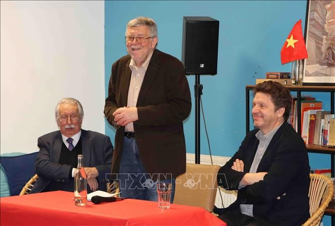 Pierre Gréga, président de l'Association d'amitié Belgique-Vietnam s'exprime lors d'un événement de soutien aux victimes vietnamiennes de l'agent orange à Bruxelles (Belgique) en février 2025. Photo : VNA