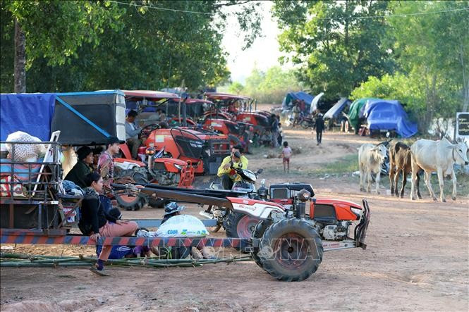 Des citoyens cambodgiens évacuent pour éviter un conflit, le 8 décembre 2025. Photo: Xinhua/VNA