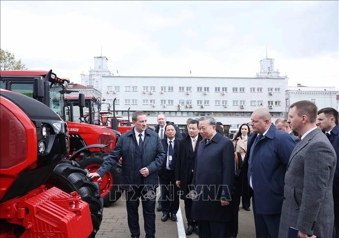 Le secrétaire général Tô Lâm et le Premier ministre biélorusse (droite) visitent l'usine de tracteurs de Minsk. Photo: VNA