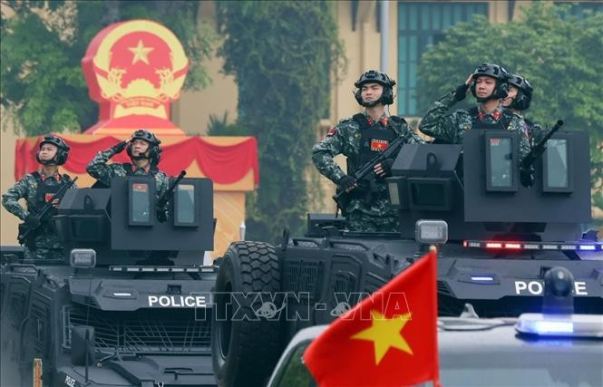Des véhicules spéciaux de la police participent à la répétition du défilé. Photo: VNA