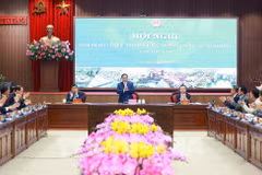 Le Premier ministre Pham Minh Chinh (debout) préside la 5e réunion du Conseil de coordination de la région du delta du fleuve Rouge, à Hanoi, le 14 janvier. Photo : VNA