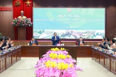 Le Premier ministre Pham Minh Chinh (debout) préside la 5e réunion du Conseil de coordination de la région du delta du fleuve Rouge, à Hanoi, le 14 janvier. Photo : VNA