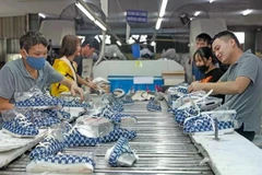 Production de chaussures pour l’exportation vers l’Union européenne. Photo : VNA