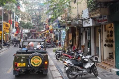 La jeep permet de mieux découvrir les petites rues et le Vieux quartier de Hanoi. Photo: VNP