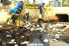 Les zones riveraines et les canaux traversant les zones urbaines présentent une forte densité de déchets plastiques. Photo: Tien Phong
