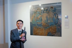 Cao Van Thuc, grand lauréat du concours Peinture de l’Année d’UOB Vietnam pour sa peinture sur laque intitulée «Gan kêt tam thoi ». Photo : nld.com.vn