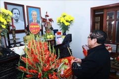 Le Premier ministre Pham Minh Chinh rend hommage au Premier ministre Pham Van Dông. Photo: VNA