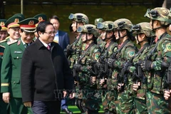 Le Premier ministre Pham Minh Chinh rend visite à la Brigade K3 du Département II du ministère de la Défense, à Hanoi, le 27 janvier. Photo : VNA