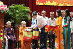 Le président de l’Assemblée nationale Trân Thanh Mân offre des cadeaux aux mères héroïnes, à Cân Tho, le 26 janvier. Photo: VNA