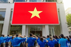 En août 2024, des membres de l'Union de la jeunesse communiste Hô Chi Minh de l'Agence vietnamienne d’information participent à la campagne “Ensemble vers le drapeau de la patrie”, organisée par la Fédération de la jeunesse vietnamienne, l'Autorité des services d'information étrangère du ministère de l'Information et de la Communication (MIC), TikTok et Schannel Network. Photo : VNA