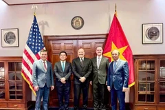 Le ministre vietnamien de l’Industrie et du Commerce, Nguyên Hông Diên (deuxième à partir de la gauche), participe à une séance de négociation avec le secrétaire américain au Commerce, Howard Lutnick, et l’ambassadeur Jamieson Greer, représentant américain au Commerce, à Washington, le 12 juin. Photo : VNA