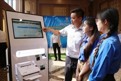 Les habitants de la province de Dông Nai expérimentent des solutions qui appliquent la science, la technologie et la transformation numérique dans leur vie quotidienne. Photo : VNA