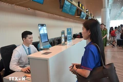 Les passagers sont soumis à la reconnaissance faciale lors de l’enregistrement. Photo : VNA