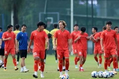 Le milieu de terrain Viktor Lê (au centre) affirme que ses coéquipiers et lui se sont bien préparés pour la finale du Championnat de l’ASEAN de football des moins de 23 ans. Photo : VFF