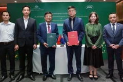 Signature de protocole d’accord entre la Commission australienne du commerce et de l'investissement et l'Association des banques vietnamiennes, le 2 juin à Hanoi. Photo : NDEL