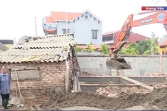 Depuis 2019, Hung Yên a soutenu financièrement la construction et la réparation de 2.485 maisons pour les personnes méritantes, les personnes victimes de l’agent orange, les personnes pauvres et quasi-pauvres. Photo: capture d'écran VTV
