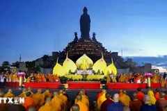 Les reliques de Bouddha ont été transférées de Hô Chi Minh-Ville vers le Centre d'exposition bouddhiste situé sur le mont Ba Den (Dame Noire), dans la province de Tây Ninh (Sud), le 8 mai. Photo: VNA