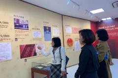 Visiteuses à l’exposition sur l’archivage à Hanoi, le 14 janvier. Photo : VNA