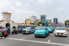 Des taxis devant le marché Bên Thành, à Hô Chi Minh-Ville. Le Vietnam devrait devenir le troisième pays d'Asie du Sud-Est où Bolt développe ses services de VTC. Photo : vneconomy.vn