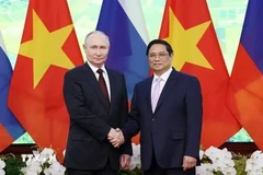 Le Premier ministre Pham Minh Chinh (à droite) rencontre le président russe Vladimir Poutine à Hanoi, en juin 2024. Photo : VNA