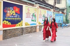 La zone centrale de Ho Chi Minh-Ville est décorée de nombreuses banderoles pour accueillir le Nouvel An lunaire 2025 et le 95e anniversaire de la fondation du Parti communiste du Vietnam. Photo : VNA