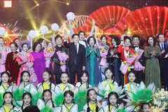 Le président vietnamien Luong Cuong et son épouse assistent au programme «Xuân Quê huong» (Printemps au pays natal) 2025, à Hanoi, le 19 janvier. Photo : VNA