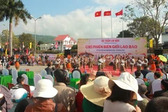 Le marché frontalier Vietnam-Laos: un lieu de rencontre et d’échange. Photo: baoquangtri.vn