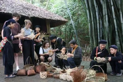 Les visiteurs découvrent le village de Thai Hai. Photo : village de Thai Hai