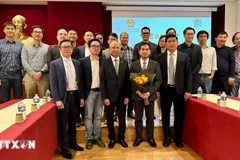 L’ambassadeur du Vietnam en France Dinh Toàn Thang (1er rang, centre) pose avec les membres de VietNuc. Photo: VNA