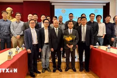 L’ambassadeur du Vietnam en France Dinh Toàn Thang (1er rang, centre) pose avec les membres de VietNuc. Photo: VNA