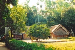 Entourée d’une verdure luxuriante comprenant des bambous, des aréquiers, des jacquiers, des hibiscus et des lotus, cette maison avait été offerte à Nguyên Sinh Sac, le père du futur président Hô Chi Minh, par les villageois, en 1901, lorsqu’il a été le lauréat d’un concours régional.