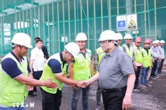 Le Premier ministre Pham Minh Chinh lors de son inspection du chantier du projet de Centre d’exposition du Vietnam (VEFAC) dans le district de Dông Anh à Hanoi, le 19 mai. Photo: VNA