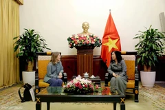 La vice-ministre vietnamienne des Affaires étrangères, Lê Thi Thu Hang (à droite) et la vice-ministre canadienne de la Défense, Stefanie Beck, à Hanoi, le 20 février. Photo: baoquocte.vn