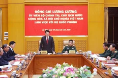 Le président de la République Luong Cuong s'exprime lors de la séance de travail avec le ministère de la Défense, à Hanoi, le 20 février. Photo: VNA