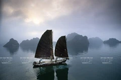 «La baie de Ha Long en 1990», une œuvre de Catherine Karnow à l’exposition «Le Vietnam – 25 ans d’un pays en mutation», à Hanoi, en 2025 Photo : VNP